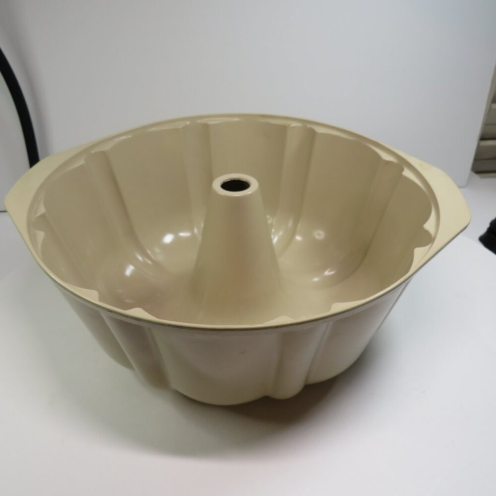 Vintage Anchor Hocking MicroWare Fluted Bundt Pan